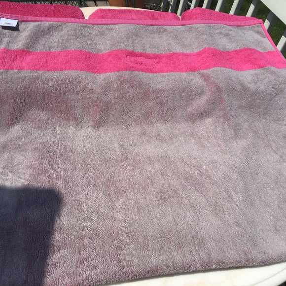 Lacoste🐊4 Bath & 1 Hand Towel Bundle Pink & Grey 🐊 Logo - Picture 8 of 11